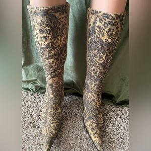 Inner side zipper knee boot. Sheep skinned lining, pointy toe animal print.